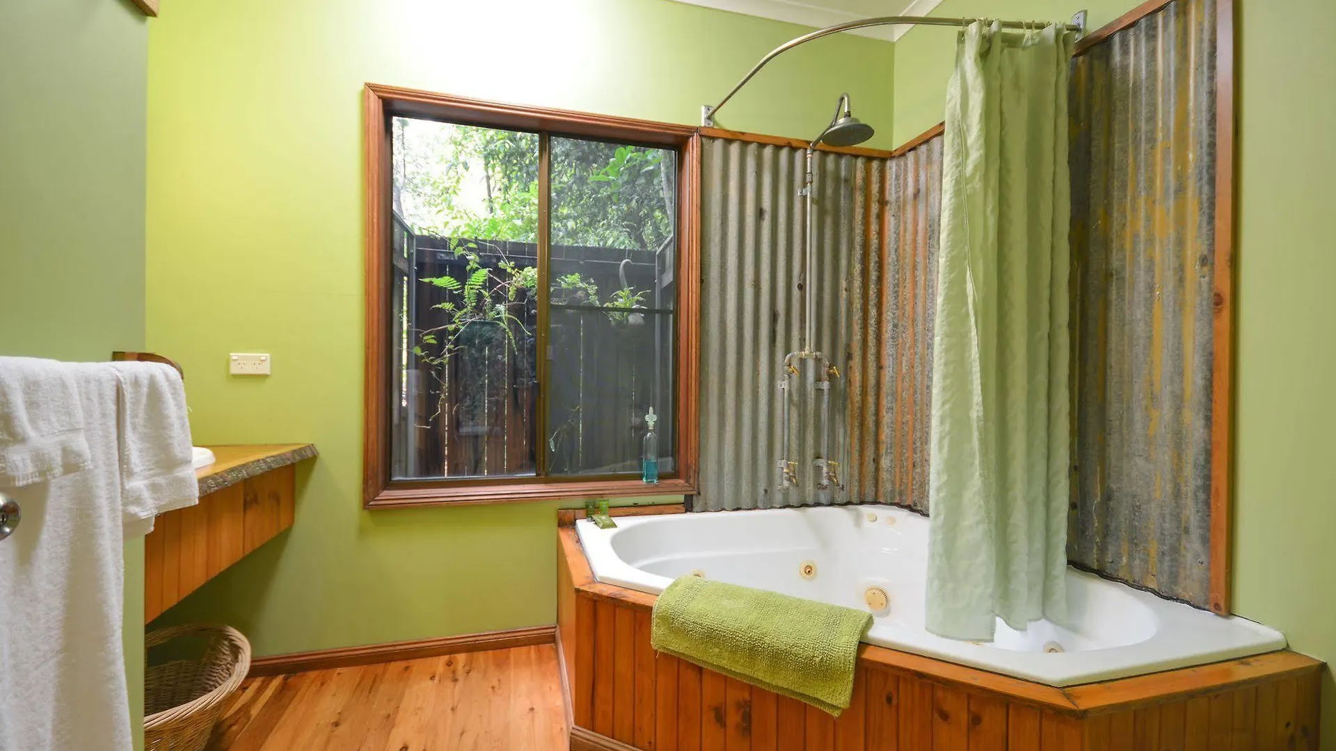 ***** Holiday park Crater Lakes Rainforest Cottages Yungaburra Australia